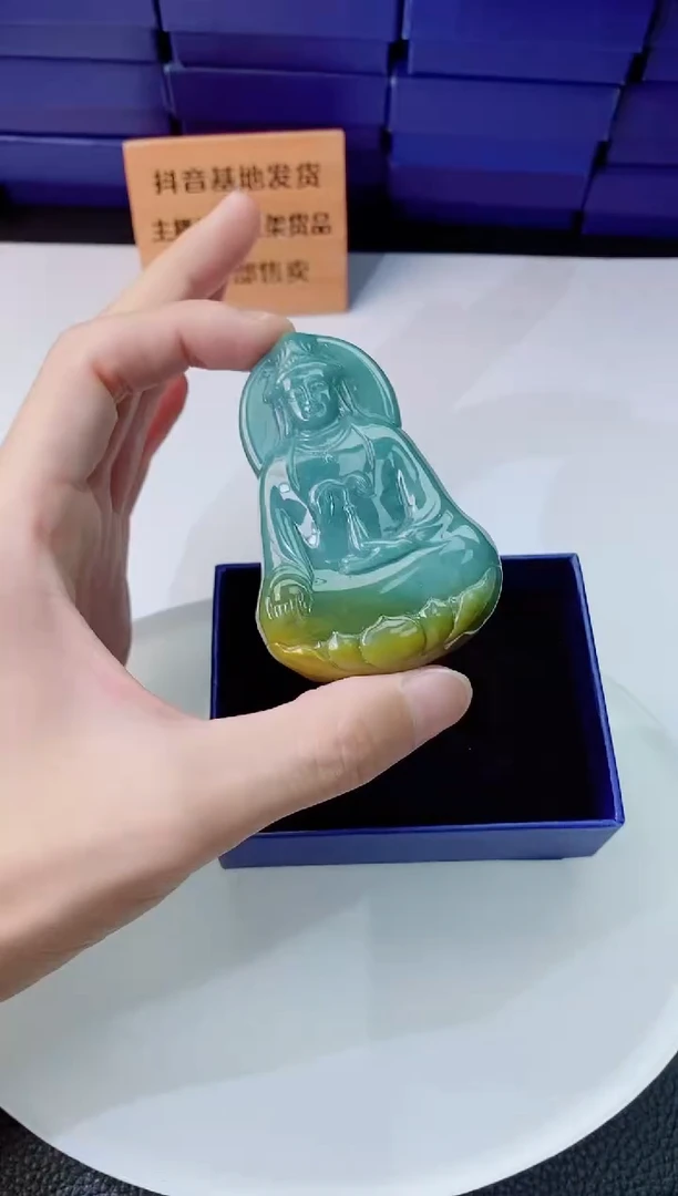 翡翠未镶嵌颈饰   `