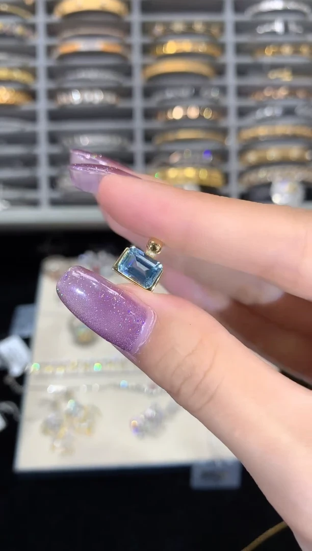 18K金镶嵌吊坠托帕石吊坠