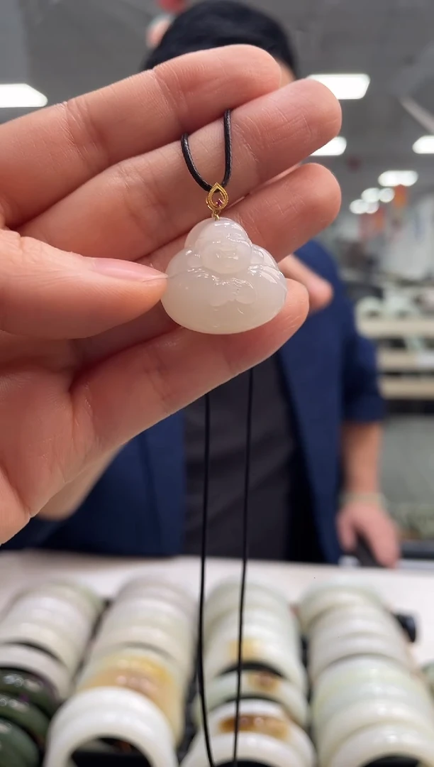 颈饰18K金镶嵌和田玉白胶猫抱抱佛吊坠随机发一件