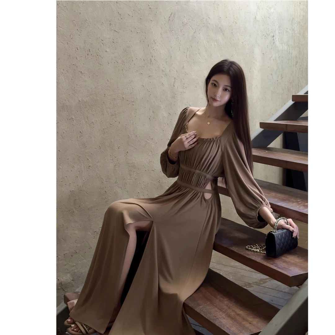 小丽 奶雾焦糖 2025早秋灯笼袖方领针织连衣裙收腰褶皱侧开叉长裙
