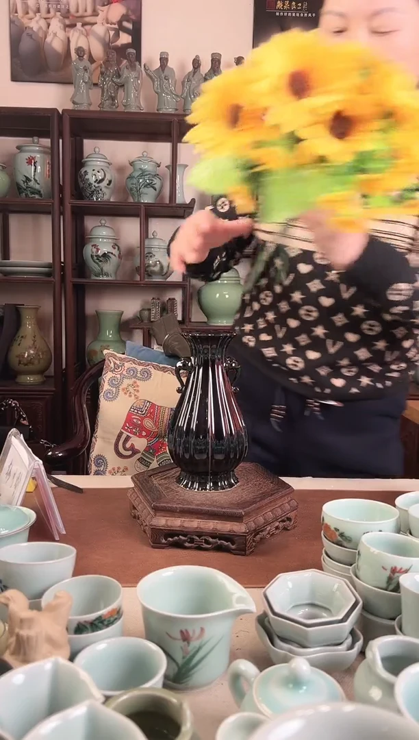 青瓷 乌金釉 象耳 花口瓶