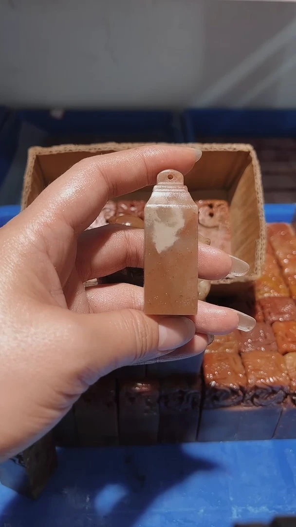 老挝石@****路瑕疵不规则章带雕钮