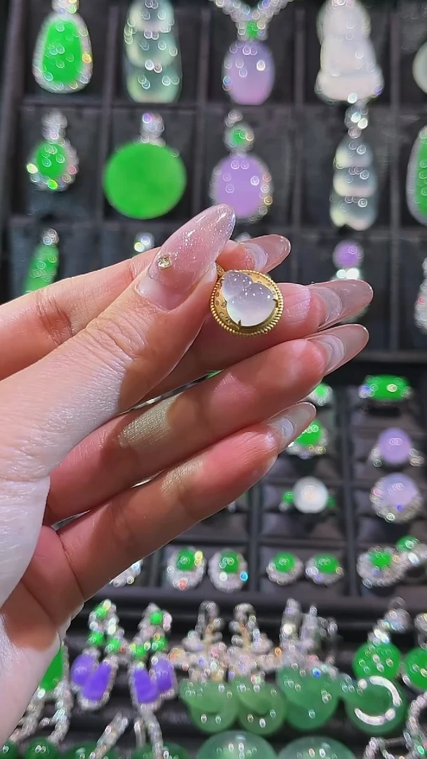 颈饰18K金镶嵌翡翠吊坠