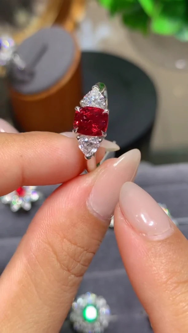 尖晶石戒指18K金镶嵌1.44CT