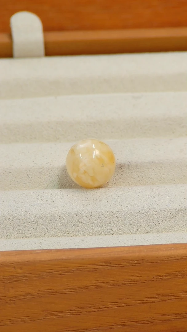 【闪购商品】蜜蜡裸石未镶嵌俄料微瑕0.897克