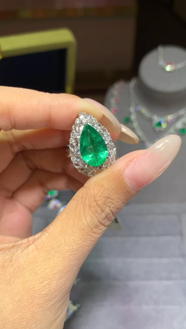 18K金镶嵌戒指祖母绿4.7ct
