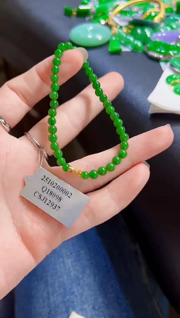 颈饰18K金镶嵌翡翠手串