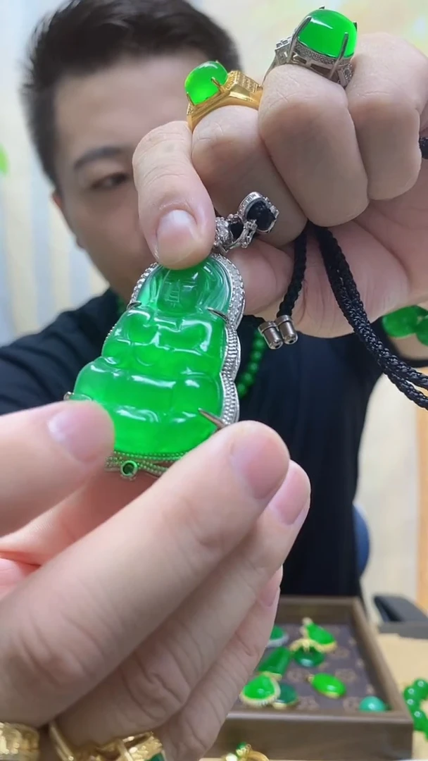 无非金属翠绿色吊坠