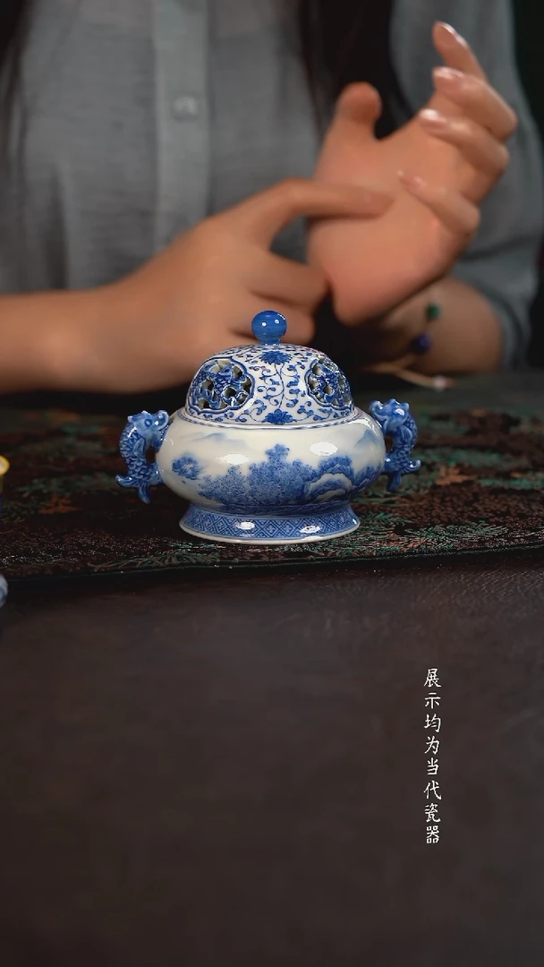 聚澜堂雕刻缠枝莲山水福鱼香炉