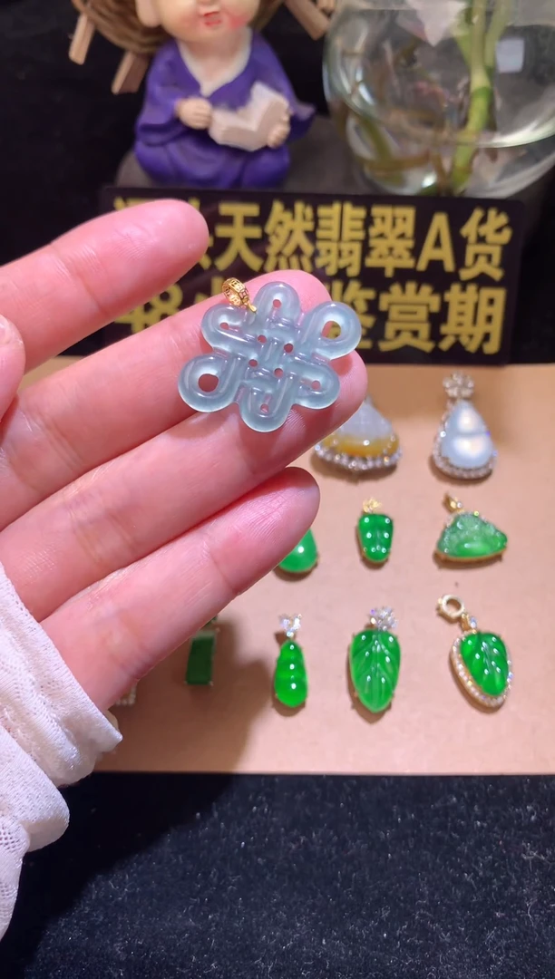 翡翠18K金镶嵌颈饰翡翠