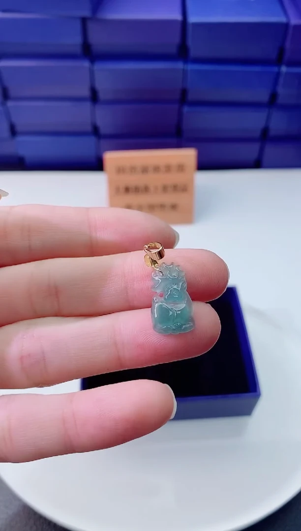 翡翠未镶嵌颈饰        