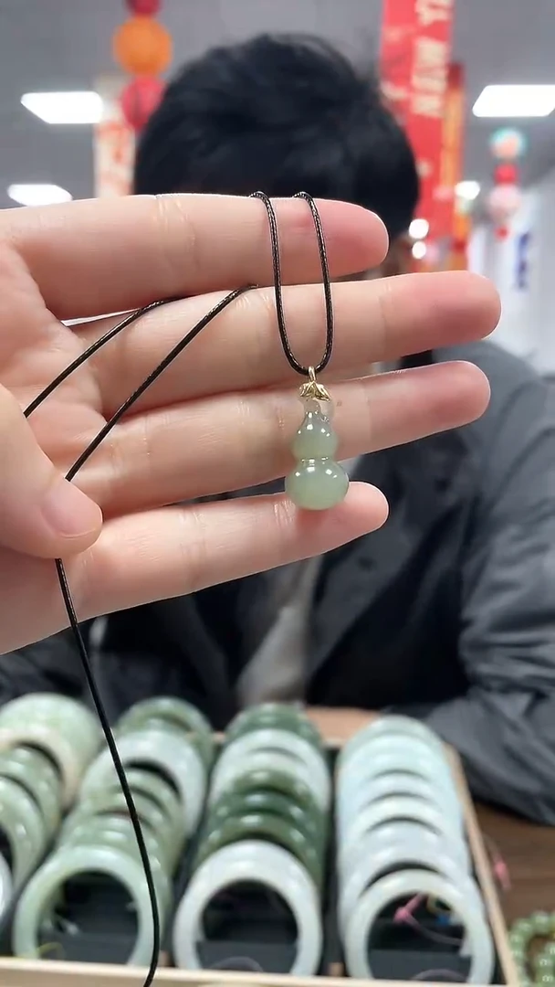 【闪购商品】和田玉颈饰18K金镶嵌葫芦吊坠一件