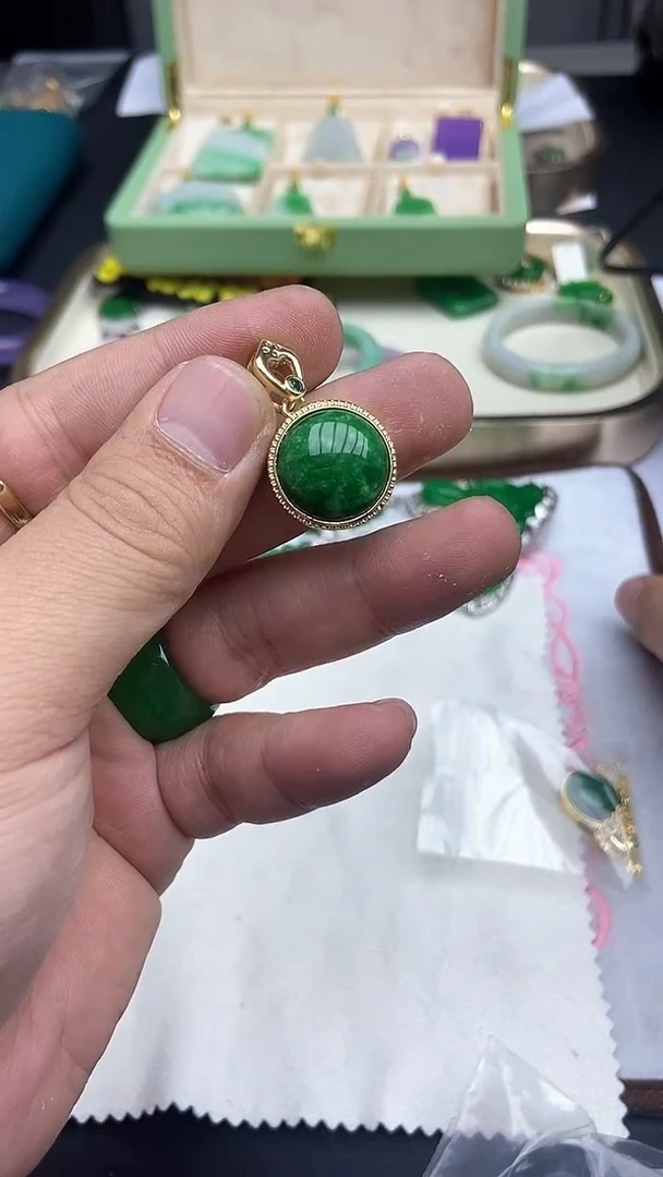 【闪购商品】翡翠挂件未镶嵌缅料木左色飘花圆牌