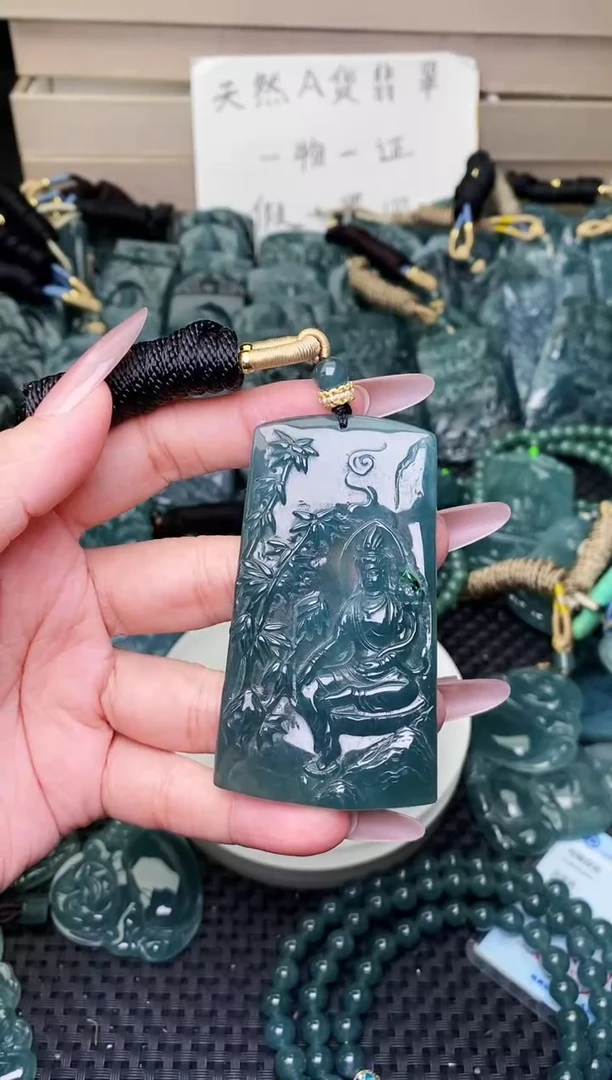 颈饰未镶嵌翡翠