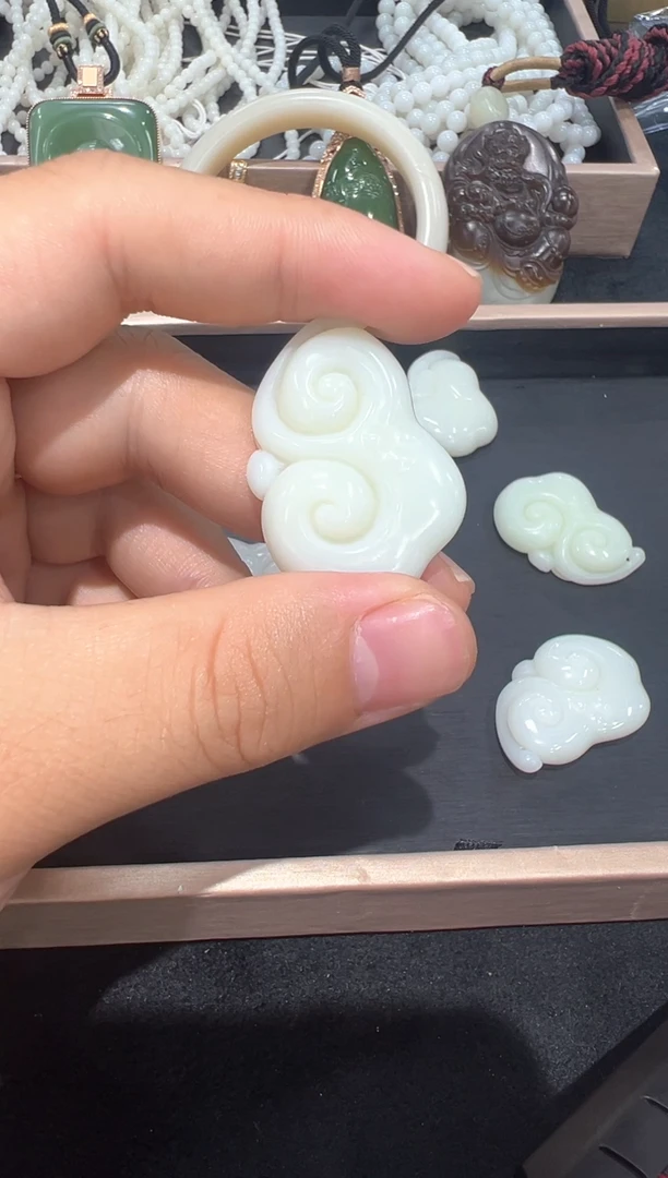 和田玉未镶嵌颈饰如意