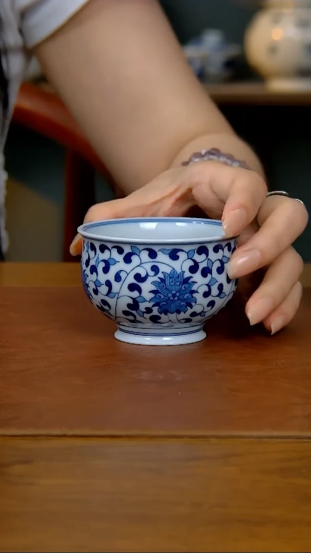 陶瓷缠枝花儒士杯