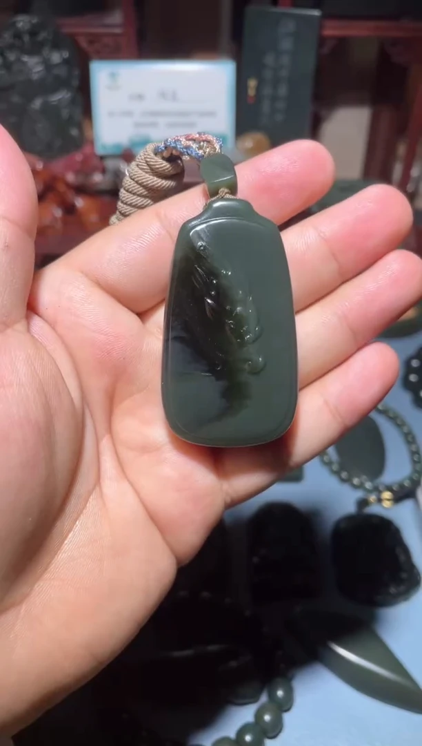 颈饰未镶嵌和田玉（青玉）1