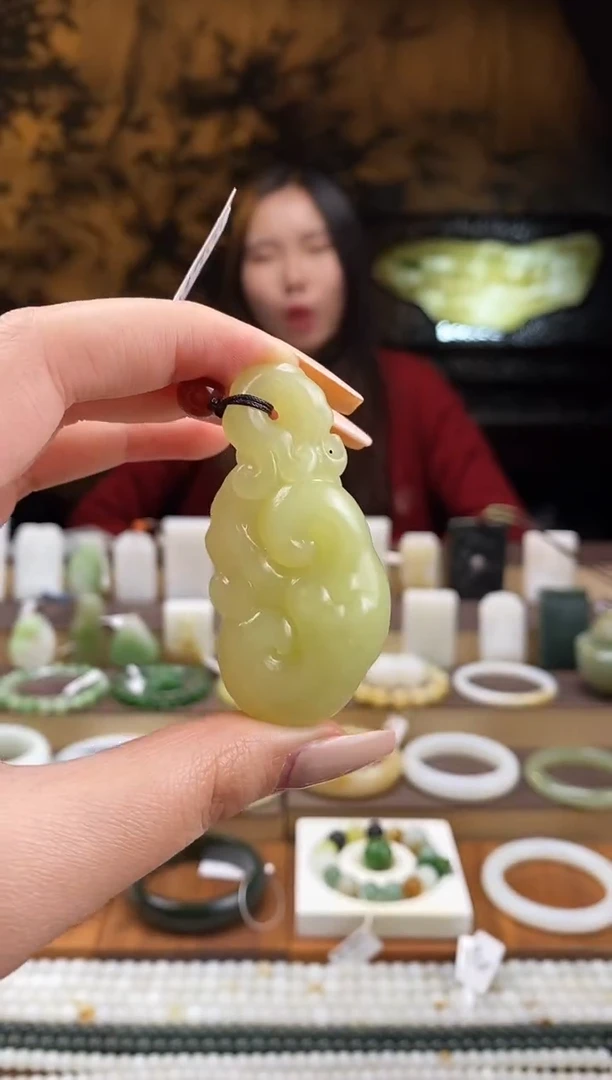 颈饰未镶嵌和田玉鸡油黄 黄口 如意