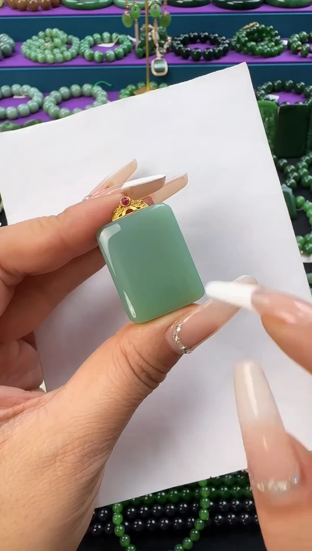 颈饰18K金镶嵌和田玉吊坠