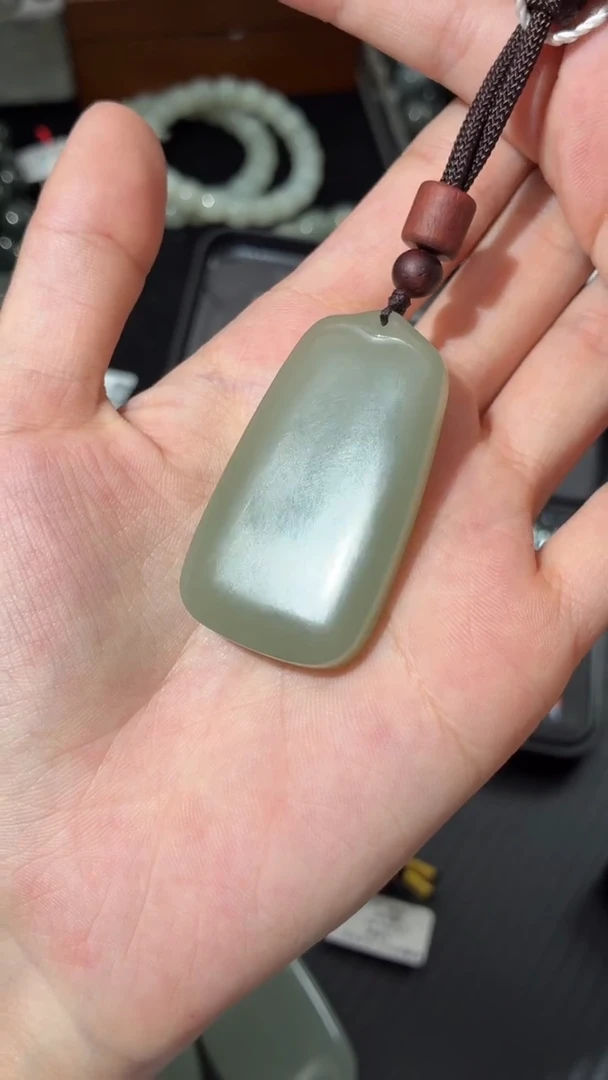 吊坠(不含链)未镶嵌和田玉且末近矿青白微色差吊坠