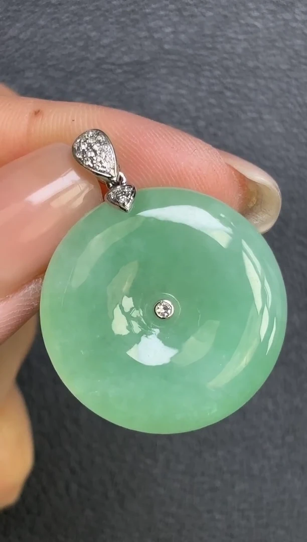 颈饰18K金镶嵌翡翠平安扣