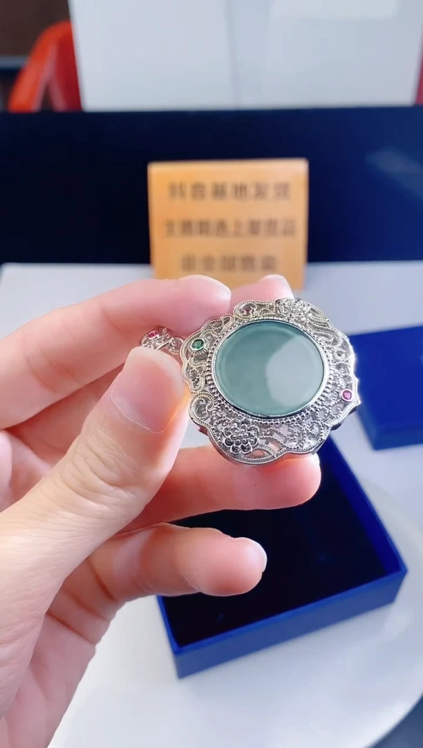 颈饰未镶嵌翡翠