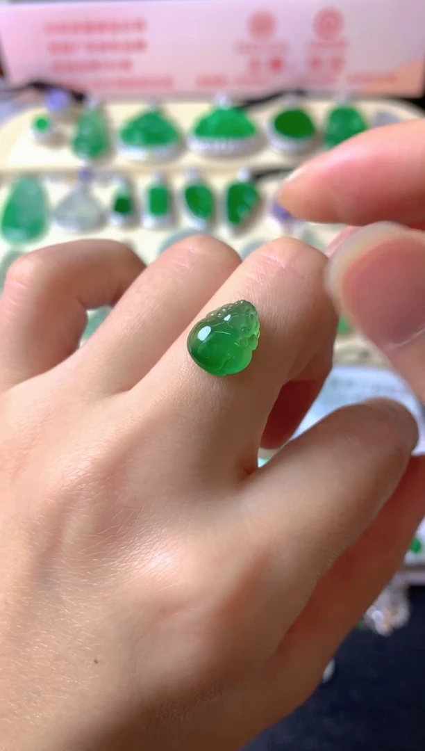 未镶嵌定制翡翠堇**华裸玉（客户意向镶嵌）