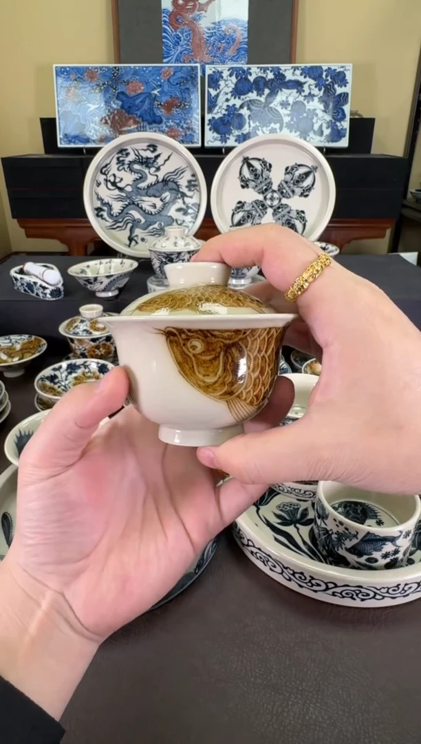 【闪购商品】瓷片二号釉金龙鱼元宝盖碗