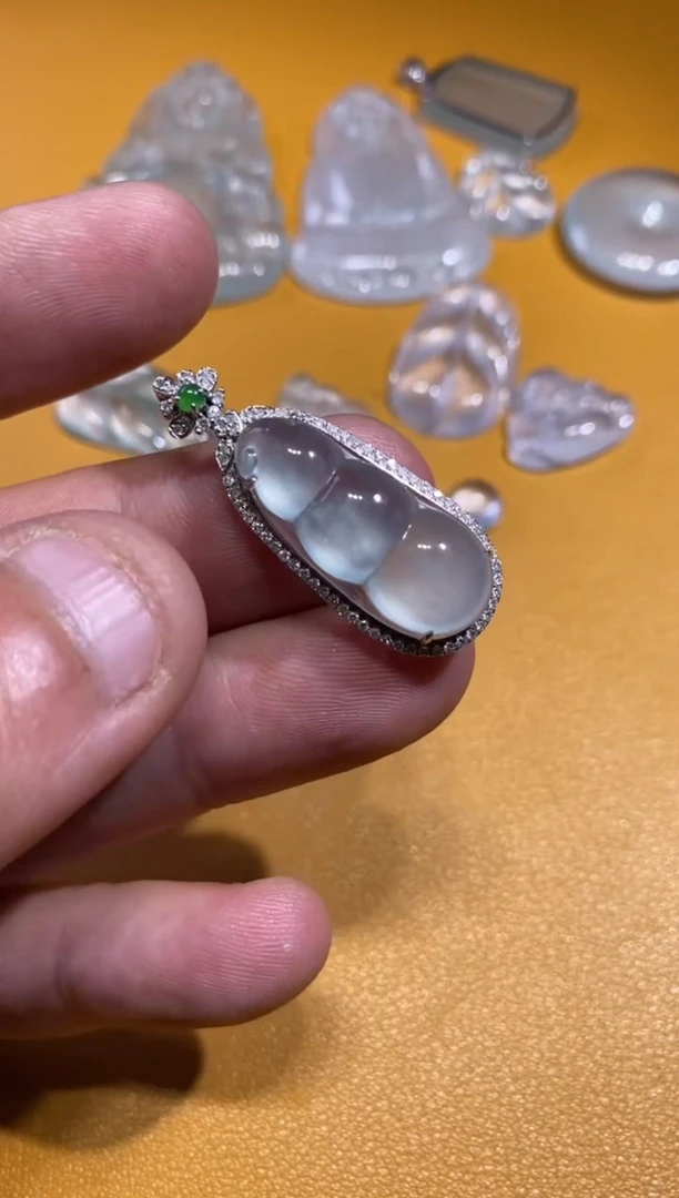 吊坠(不含链)18K金镶嵌翡翠豆子5800    34.6   13.7   8.6