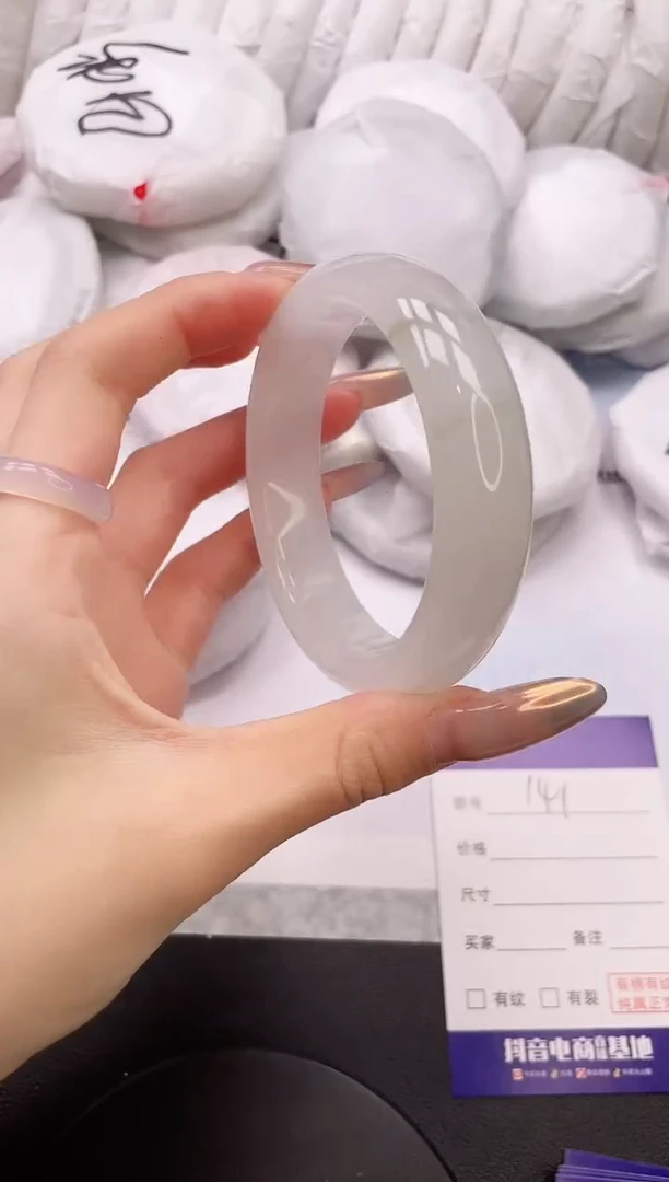 【闪购商品】石英质玉手镯未镶嵌18L141-58