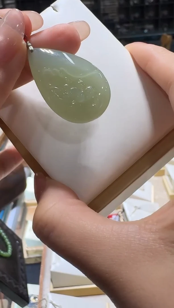 颈饰未镶嵌和田玉水滴形吊坠/配绳