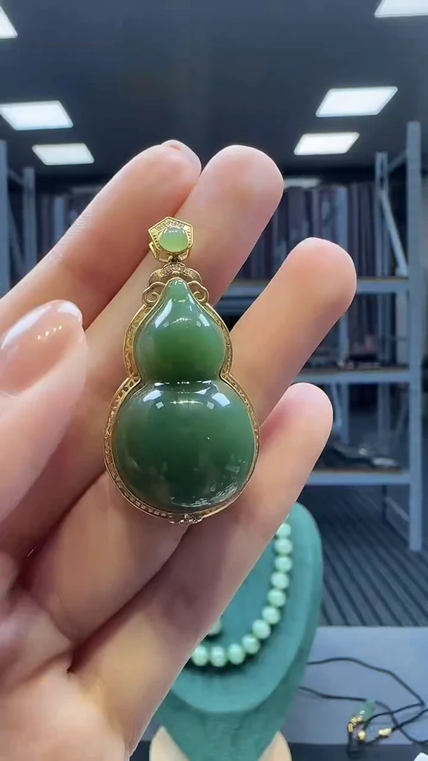 18K金镶嵌和田玉挂件1