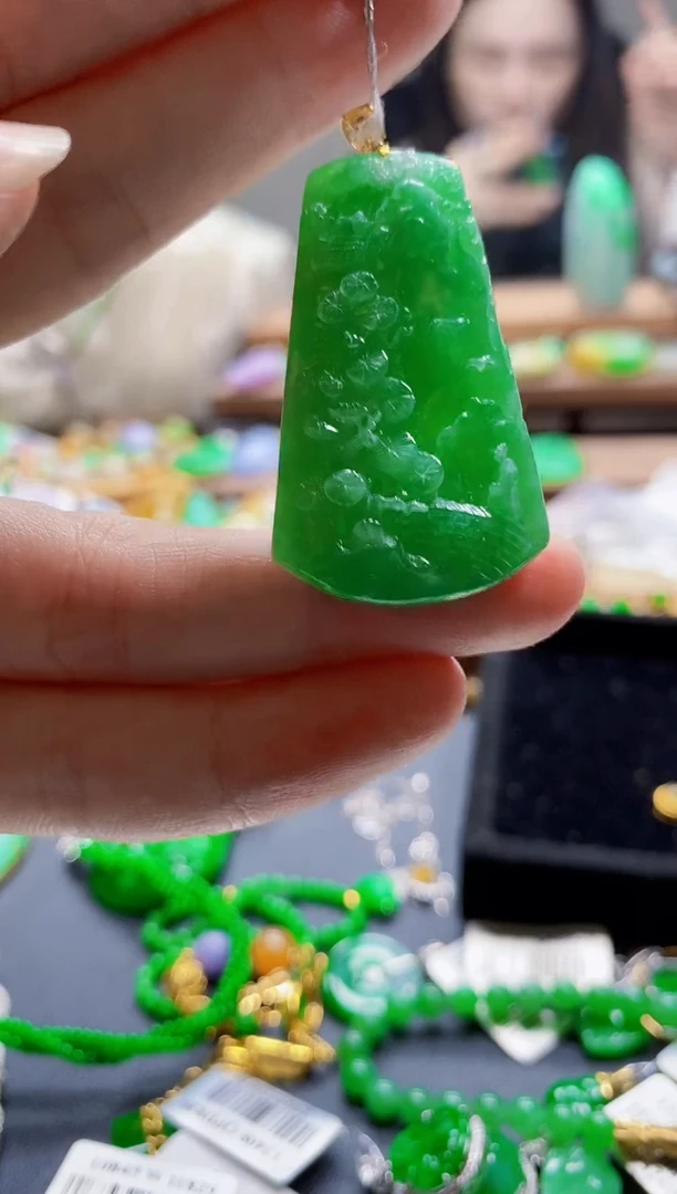 翡翠18K金镶嵌颈饰山水