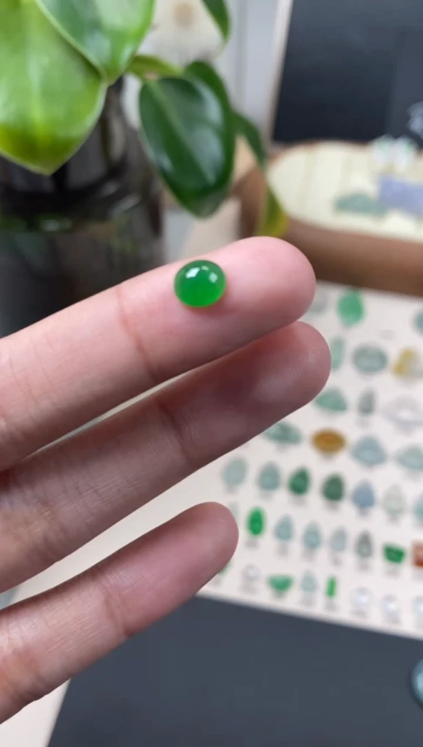 【闪购商品】翡翠颈饰未镶嵌翡翠冰绿蛋面