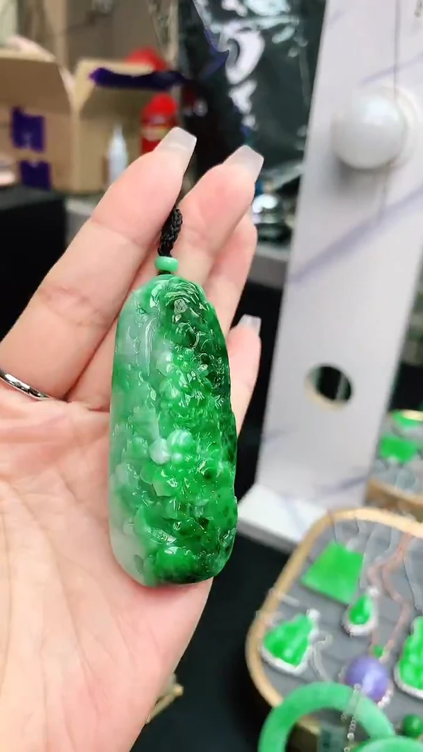 颈饰未镶嵌翡翠赠礼盒证书