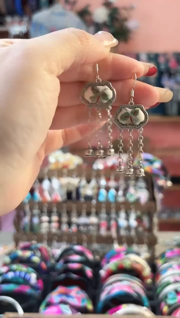 织绣彩云南阁老绣饰品21