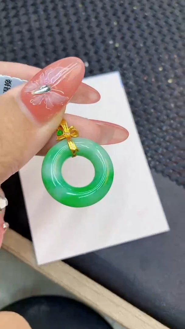 颈饰18K金镶嵌翡翠1