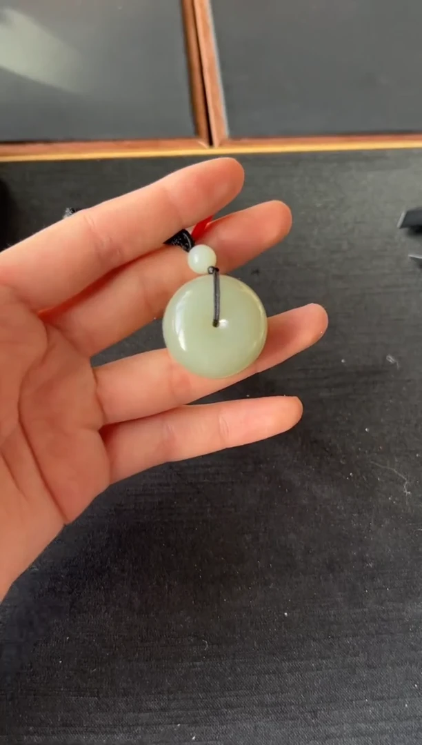 【闪购商品】和田玉吊坠(赠链)未镶嵌且末微色差近矿