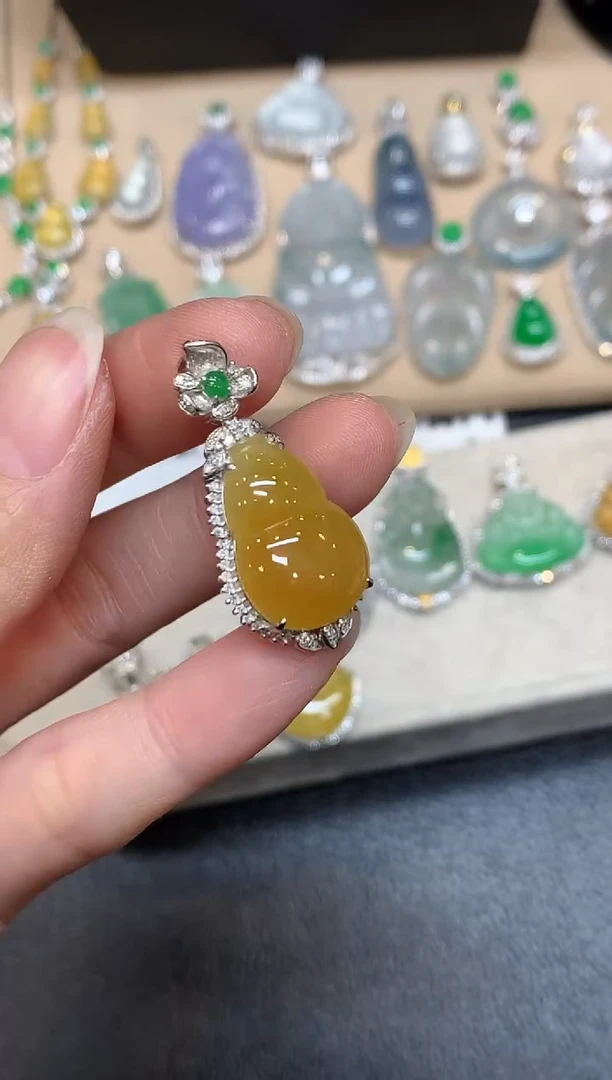 吊坠(不含链)18K金镶嵌翡翠葫芦【无服务费