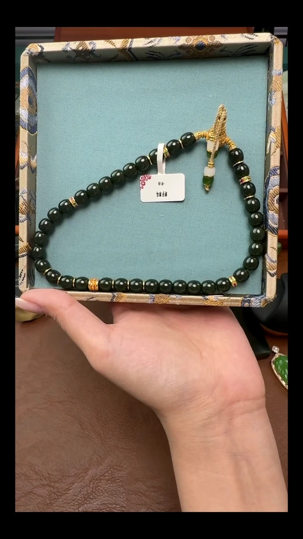 颈饰未镶嵌和田玉（青玉）黑青卡8手持