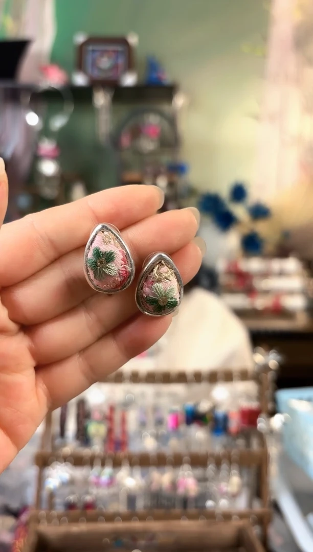 彩云南阁非遗老绣饰品503