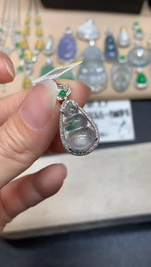 吊坠(不含链)18K金镶嵌翡翠福豆【无服务费