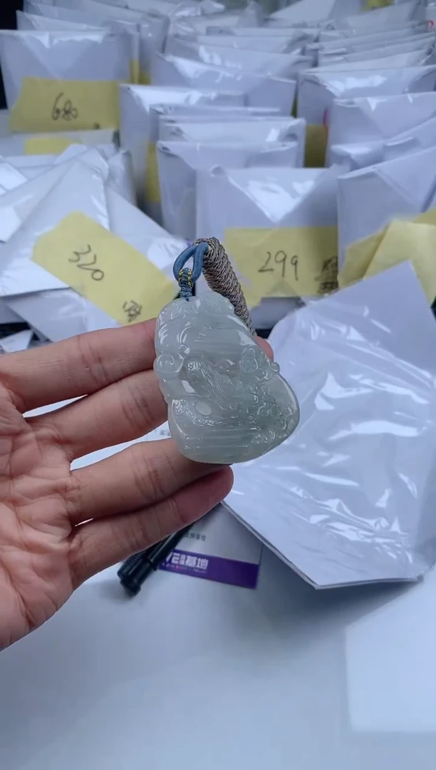 翡翠未镶嵌颈饰