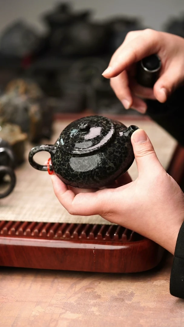 归玉堂冰碛岩重工雕刻豹纹寒江壶220cc