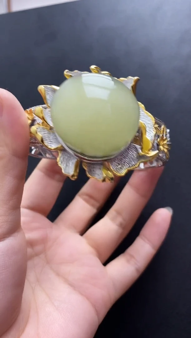 裸石琥珀未镶嵌手镯