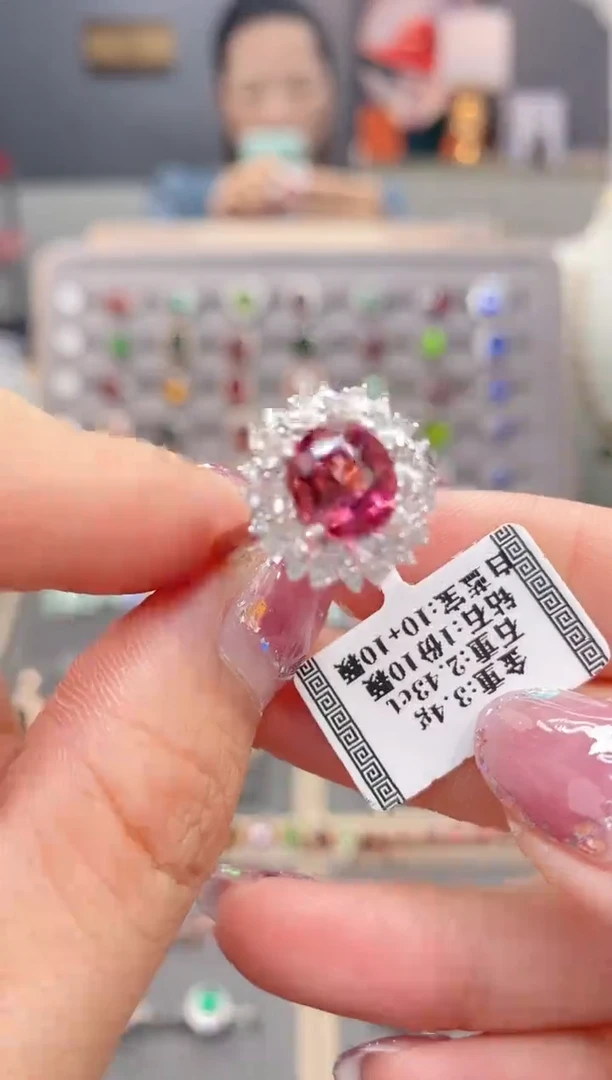 碧玺戒指18K金镶嵌2.43    配白蓝宝