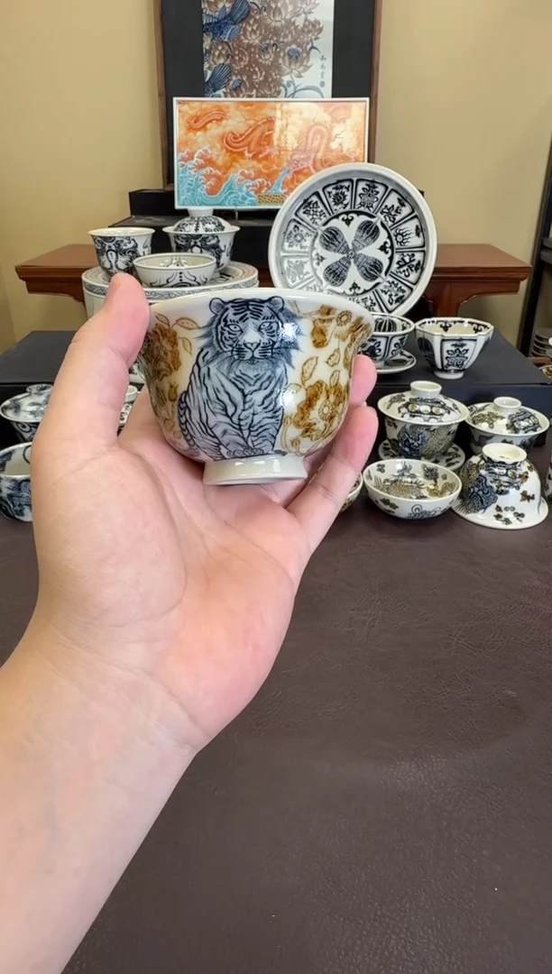 二号釉穿花虎压手杯