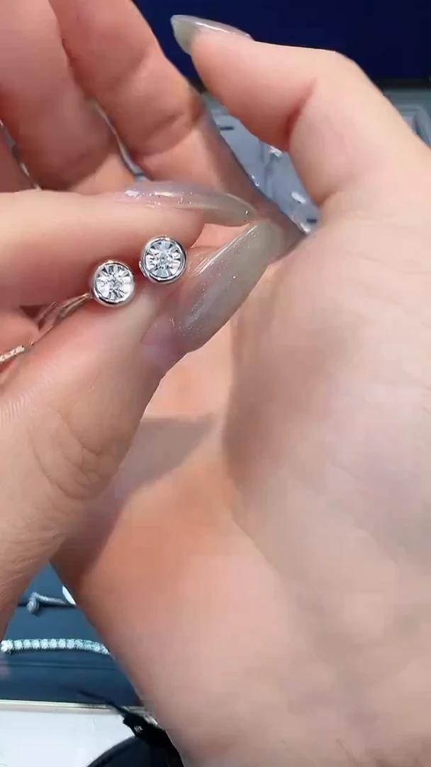 【闪购商品】钻石耳饰18K金镶嵌耳钉