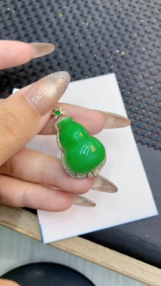 颈饰18K金镶嵌翡翠1