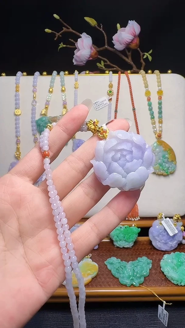 翡翠未镶嵌颈饰牡丹花